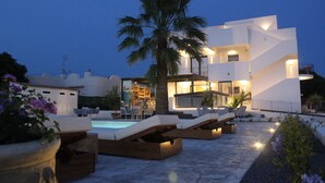 A modern hotel with a pool area, sun loungers, and a palm tree. - VILLA SALISA' (Menfi)
