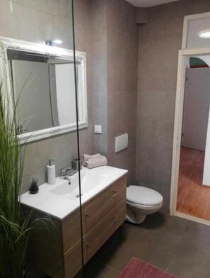 Douche, serviettes fournies, papier toilette