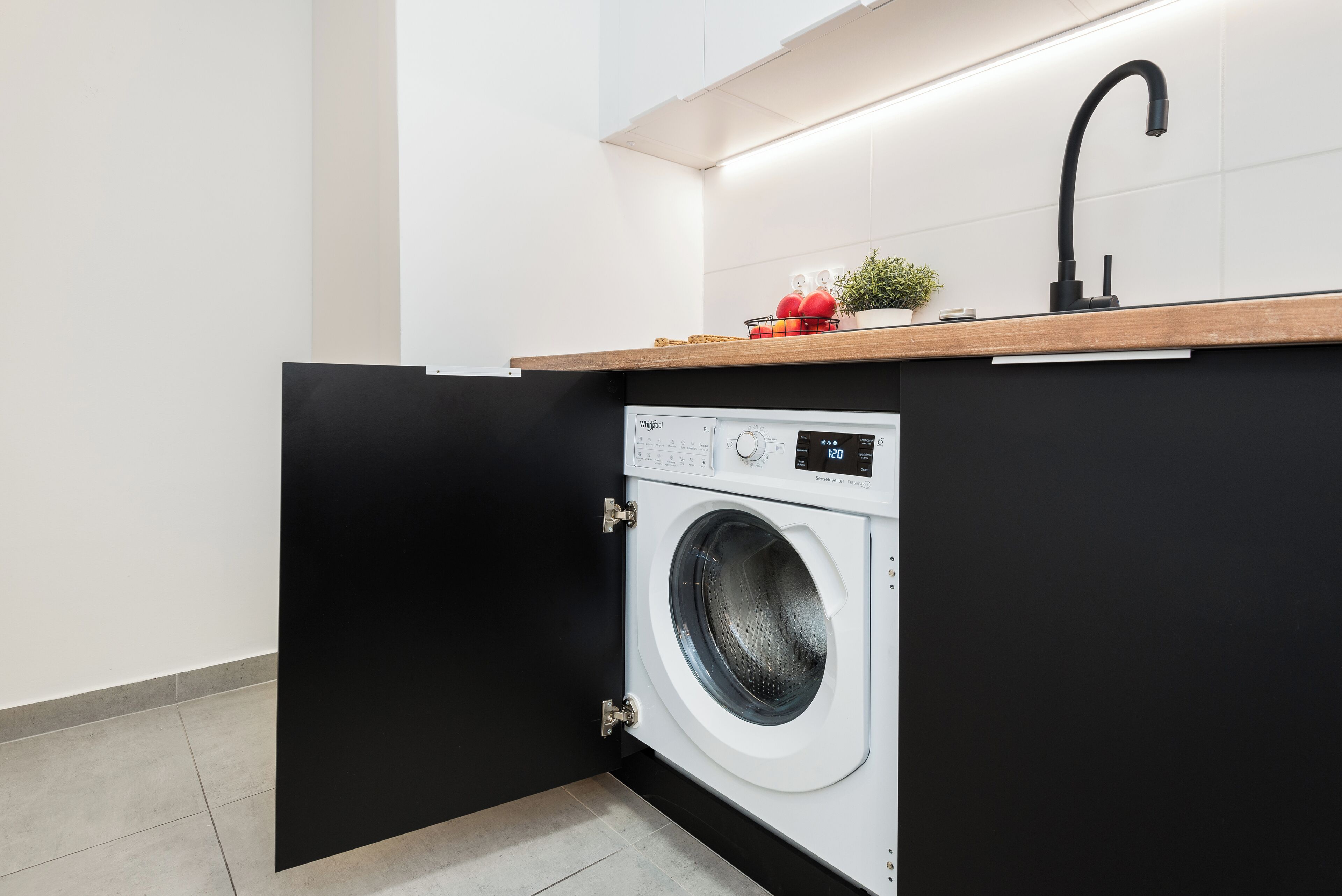 Apartament Comfort, balcó, vistes a la ciutat | Cuina privada | Frigorífic gran, microones, forn i placa de cuina 