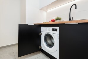 Comfort Apartment, Balcony, City View | Private kitchen | Full-size fridge, microwave, oven, stovetop - Apartament Valdi - by Kairos Apartments (Katowice)