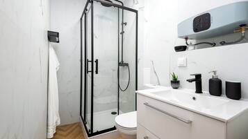 Comfort appartement, balkon, uitzicht op stad | Badkamer | Een douche, een regendouche, gratis toiletartikelen, een haardroger