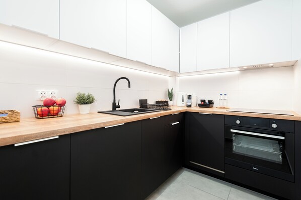 Comfort Apartment, Balcony, City View | Private kitchen | Full-size fridge, microwave, oven, stovetop - Apartament Valdi - by Kairos Apartments (Katowice)