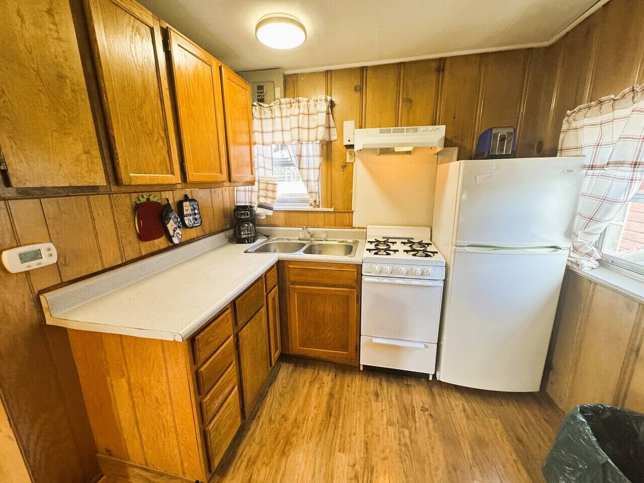 冷蔵庫、電子レンジ、オーブン、コンロ