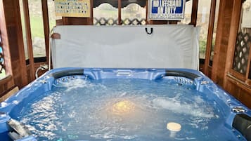 Indoor spa tub