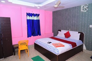 Desk, free WiFi, bed sheets - DhamStay Hotel Padoshi Near Beach Puri (Brahmagiri)