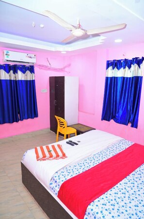 Desk, free WiFi, bed sheets - DhamStay Hotel Padoshi Near Beach Puri (Brahmagiri)