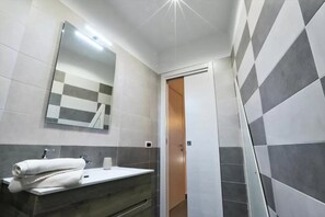 Douche, sèche-cheveux, bidet, serviettes fournies