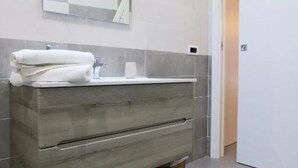 Shower, hair dryer, bidet, towels - Napoli Vesuvio By Dimorra (NAPOLI)