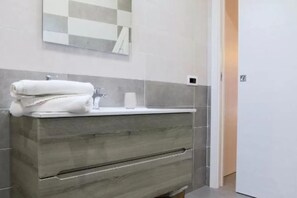 Dusch, hårtork, bidé och handdukar