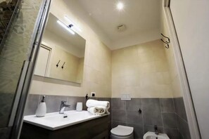 Douche, sèche-cheveux, bidet, serviettes fournies