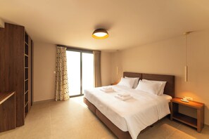 4 bedrooms, in-room safe, iron/ironing board, free WiFi