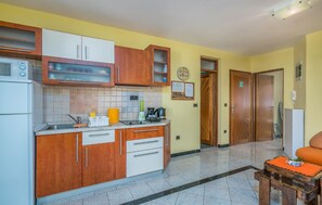 Fridge, toaster