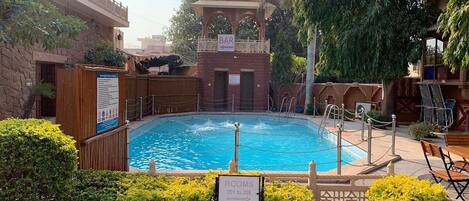 Una piscina al aire libre de temporada
