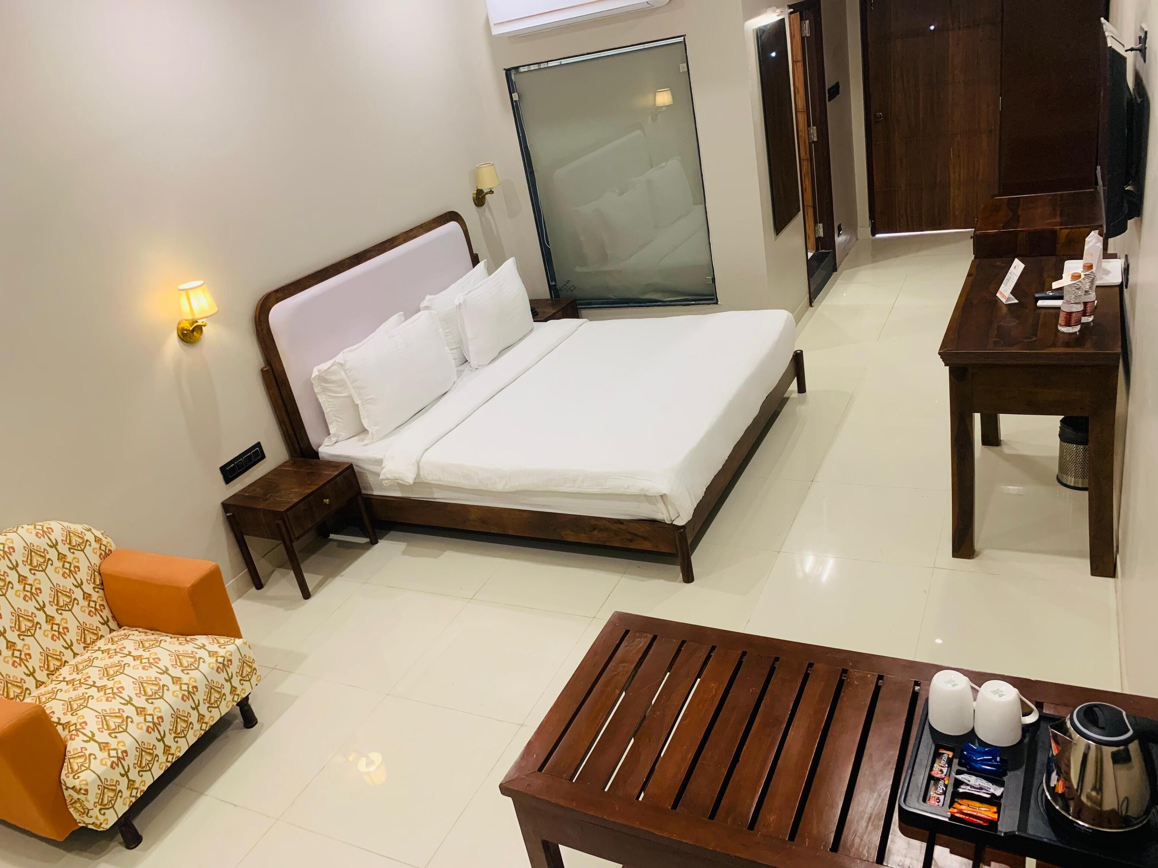 Kahden hengen superior-huone | Tallelokero huoneessa, työpöytä, pimennysverhot, silitysrauta/-lauta