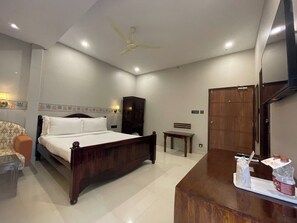 Deluxe Double Room | 1 bedroom, in-room safe, desk, blackout drapes
