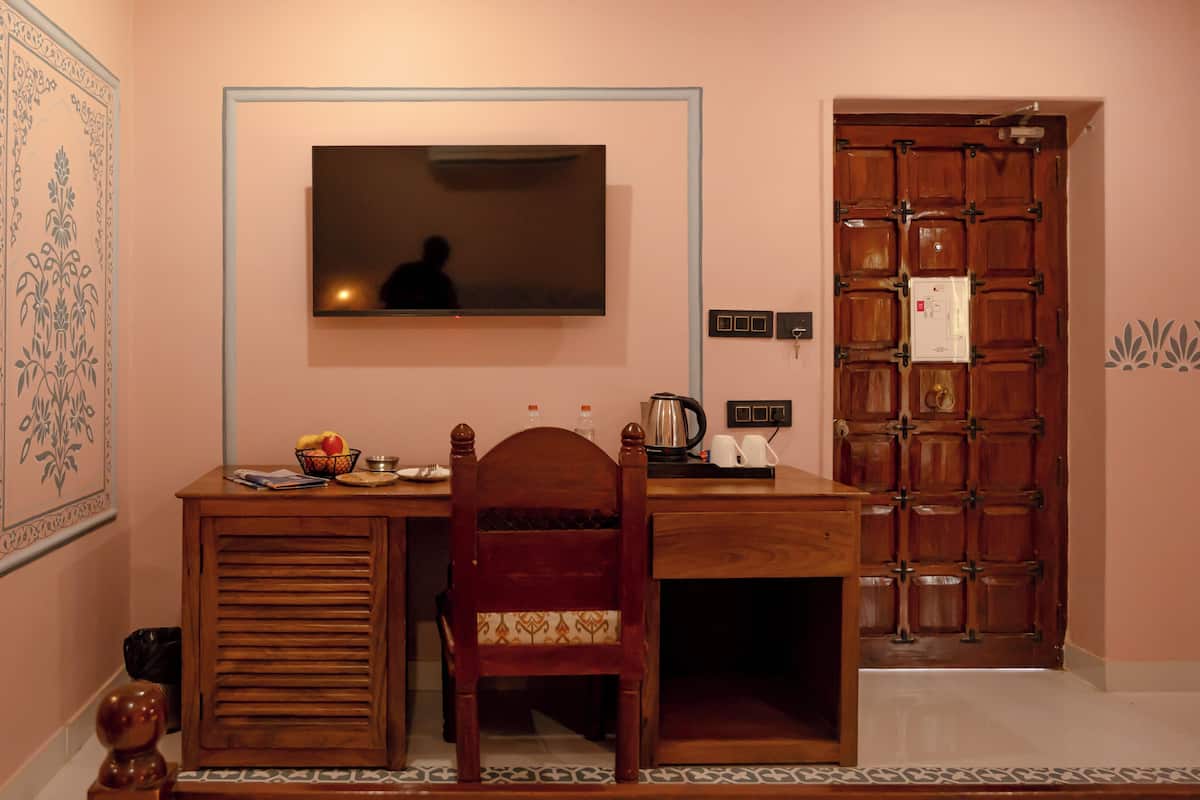 Caja de seguridad en la habitación, escritorio y cortinas blackout