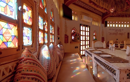 Restaurante. NIrali Dhani Ethnic Resort