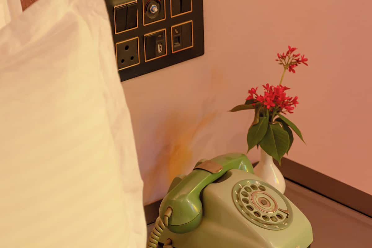 Caja de seguridad en la habitación, escritorio y cortinas blackout