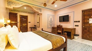 Superior Double Room | 1 bedroom, in-room safe, desk, blackout drapes