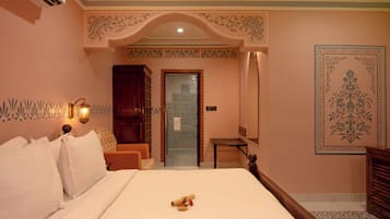 Superior-dobbeltværelse | Pengeskab på værelset, skrivebord, mørklægningsgardiner