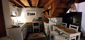 Kjøleskap, mikrobølgeovn, kaffetrakter/tekoker og vannkoker