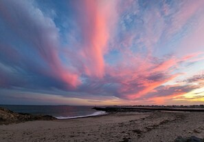 Sun loungers, beach towels - Cozy cottage steps to beach sleeps 5 with WiFi, AC in charming Marshfield (Marshfield)