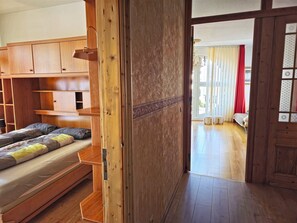 3 bedrooms, desk, iron/ironing board, free WiFi