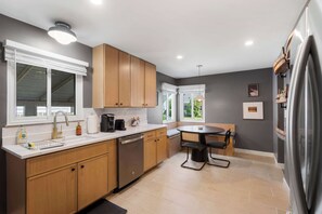 Frigorífico, microondas, horno y placa de cocina