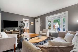 Una televisión, una oficina, una pantalla de ordenador