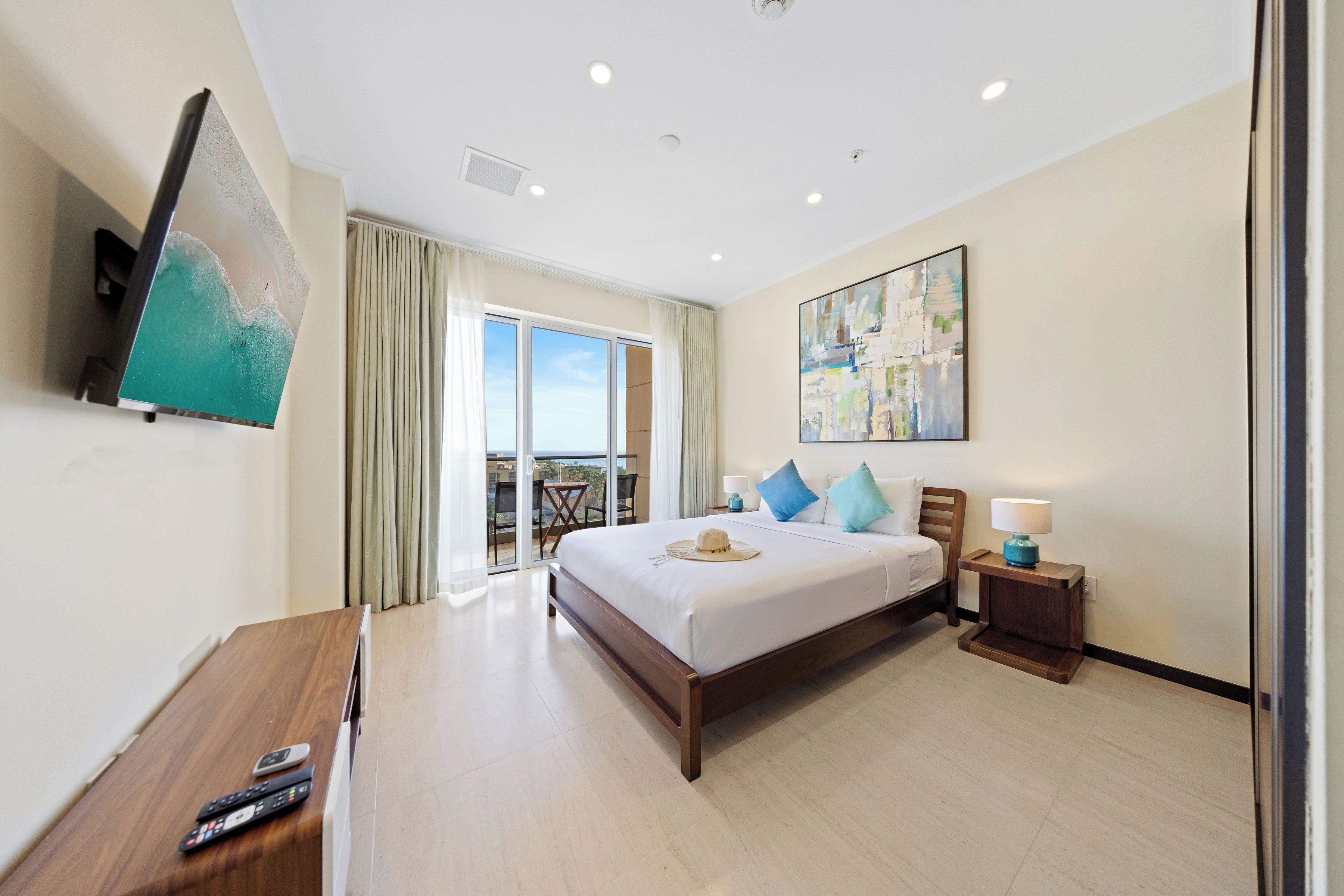 Condo (604) | 2 bedrooms, in-room safe, blackout curtains, iron/ironing board