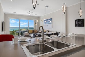 LeVent 402 | Private kitchen | Microwave, oven, stovetop, dishwasher - Bocobay LeVent Condos (Oranjestad)