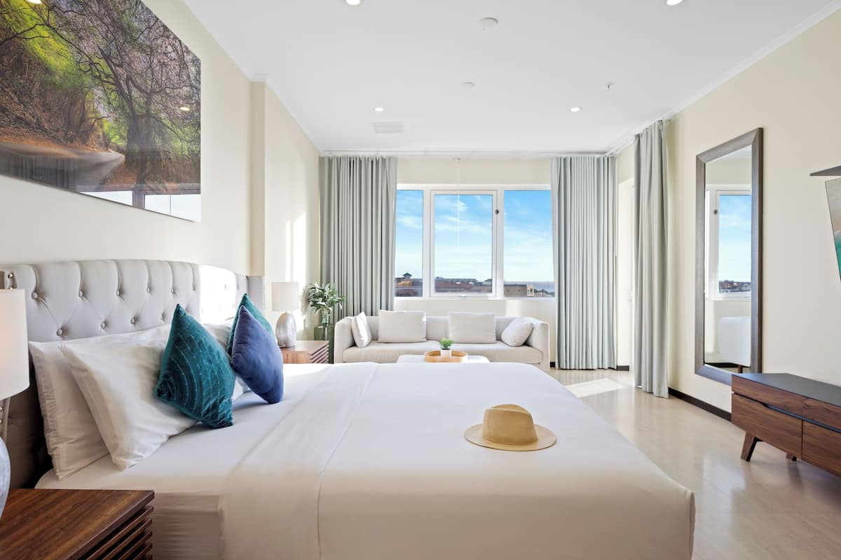 Appartamento Luxury, vista resort | 2 camere, una cassaforte in camera, tende oscuranti, ferro/asse da stiro
