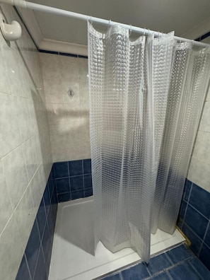 Appartement, 1 chambre | Douche de la salle de bain