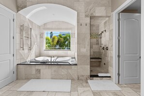 Ducha, secador de pelo, toallas, shampoo