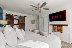 5 bedrooms, iron/ironing board, travel crib, WiFi - The Most Epic AZ Backyard Experience | Sleeps 20 (Phoenix)
