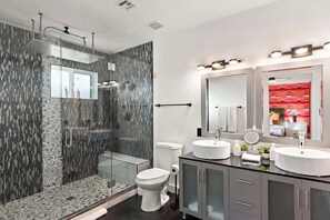 Dusche, Haartrockner, Handtücher