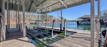 Lakefront Getaway~Dock~Fire Pit~Kayak & Games!