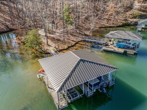 Exterior - Lakefront Getaway~Dock~Fire Pit~Kayak & Games! (Seneca)
