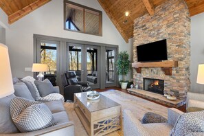 TV, fireplace, offices - Lakefront Getaway~Dock~Fire Pit~Kayak & Games! (Seneca)