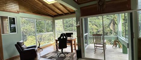 المنشأة من الداخل