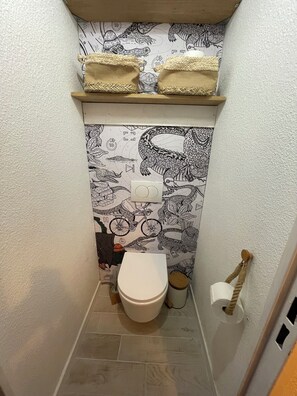タオル、トイレットペーパー