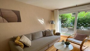 A modern living room with a sofa, a round coffee table, and a chair. - Delightful Studio With Private Parking, Beaulieu (Beaulieu-sur-Mer)