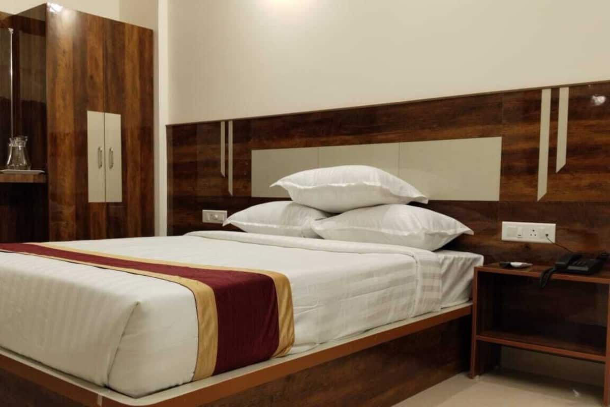 Rollaway beds, free WiFi, bed sheets