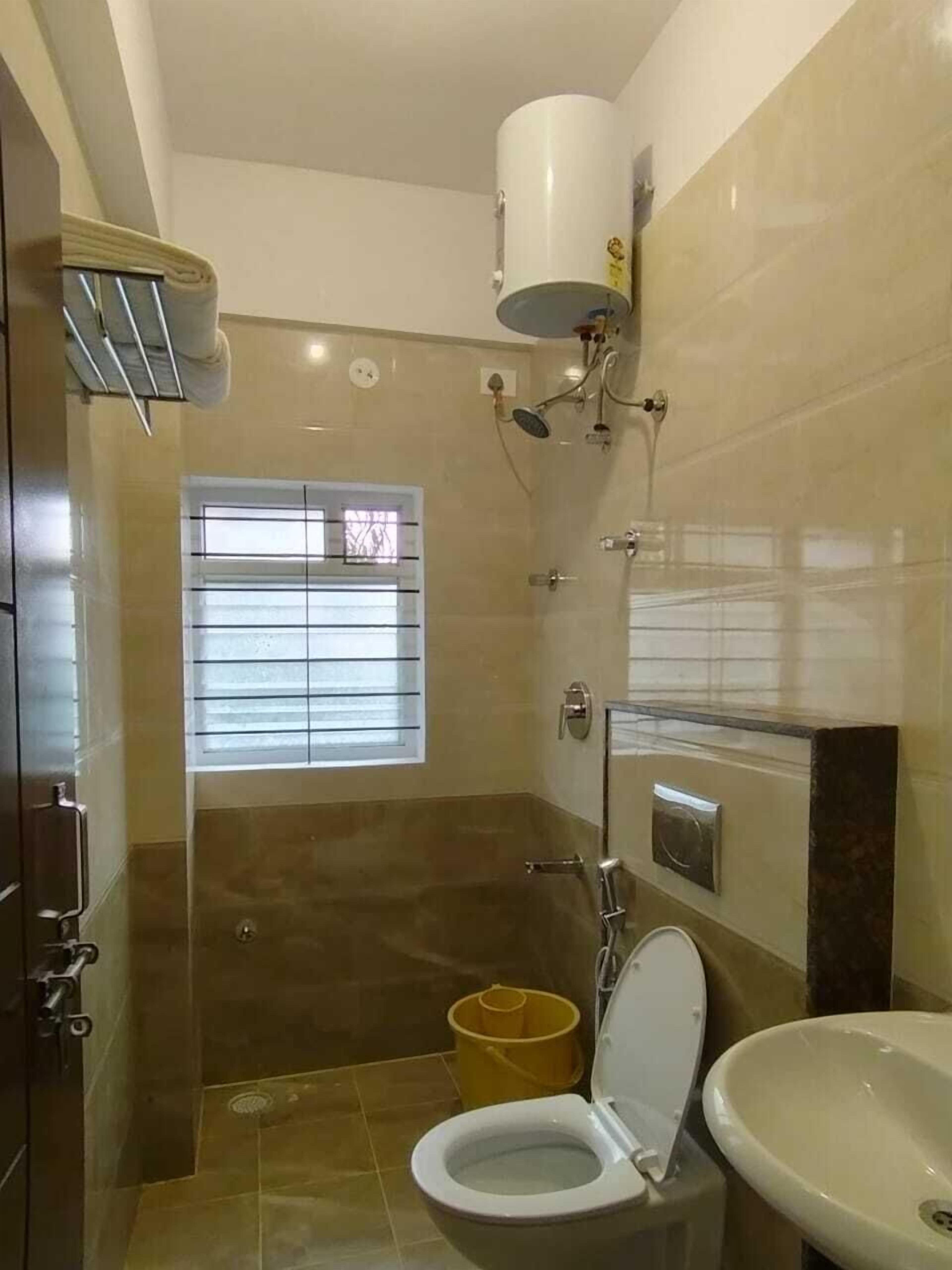 Shower, perlengkapan mandi gratis, handuk, dan sabun