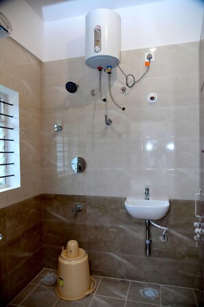 Dusche, kostenlose Toilettenartikel, Handtücher, Seife