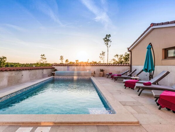 Shrub, Residential Area, Garden, Lawn, Shade, Landscaping, Hacienda, Yard, Estate