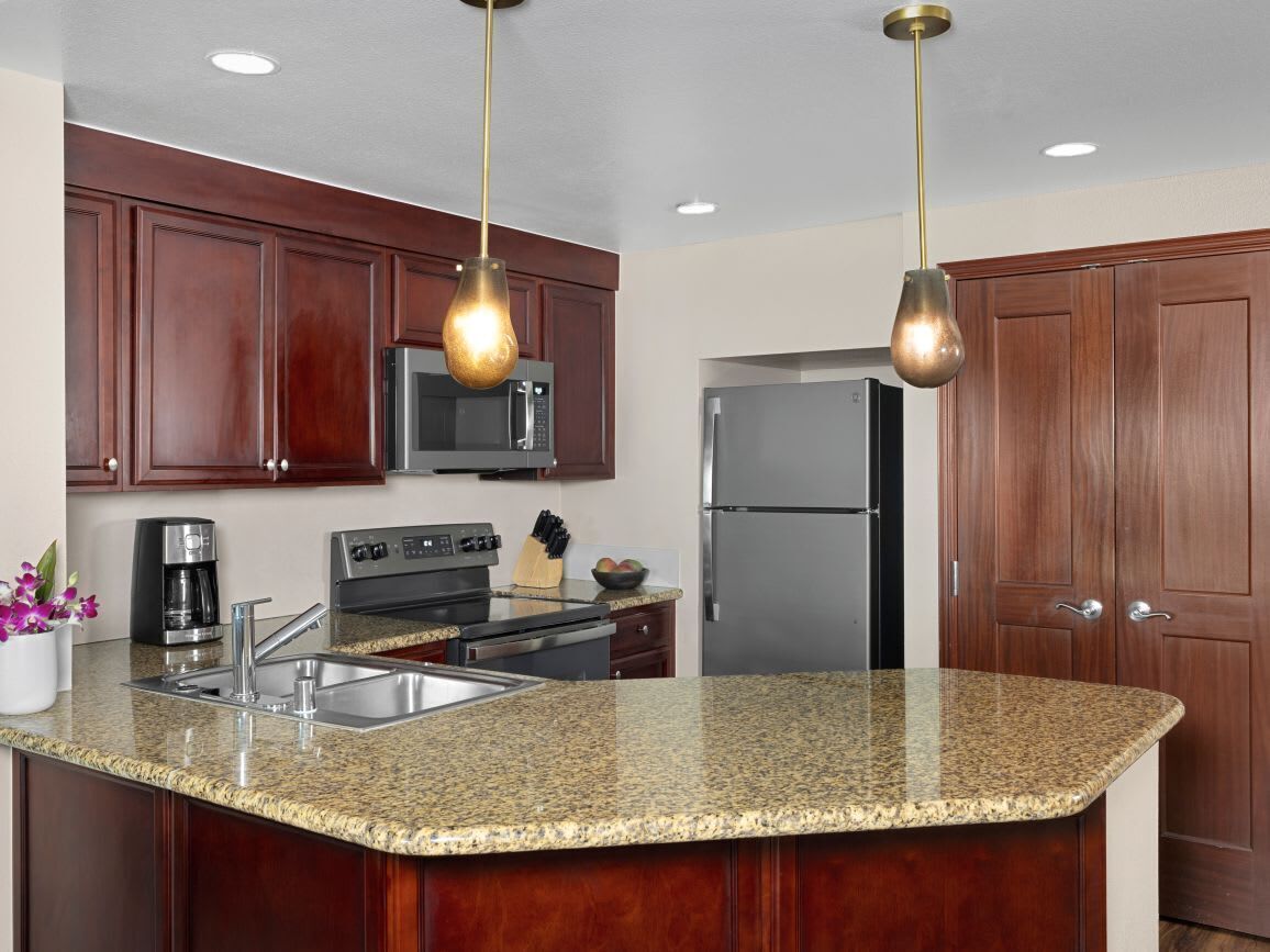 Coffee/tea maker, fridge, microwave, stovetop
