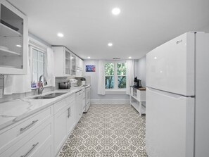 Kühlschrank, Mikrowelle, Ofen, Geschirrspüler