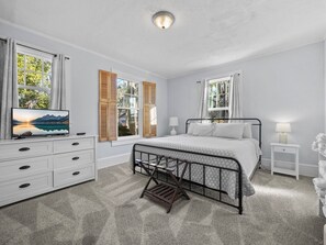 3 slaapkamers, een strijkplank/strijkijzer, gratis wifi, beddengoed