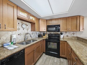 Kjøleskap, mikrobølgeovn, ovn og oppvaskmaskin